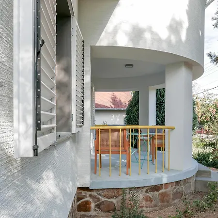 Bronz25 A Velencei-tónál Villa Gárdony